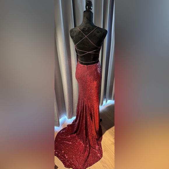 Burgundy sequin formal dress - Picture 2 of 8
